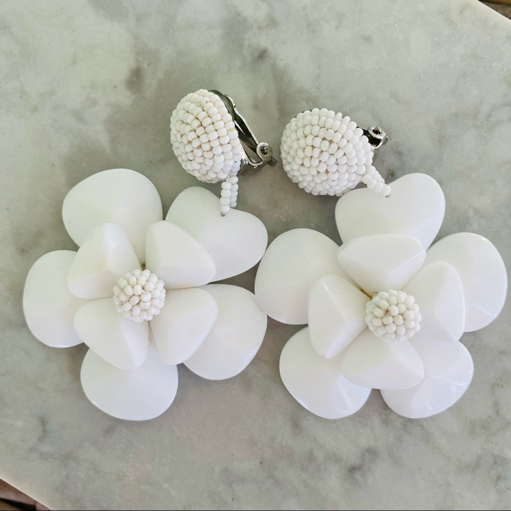 Sachin & Babi White Plastic Flower Earrings EUC - Picture 2 of 11